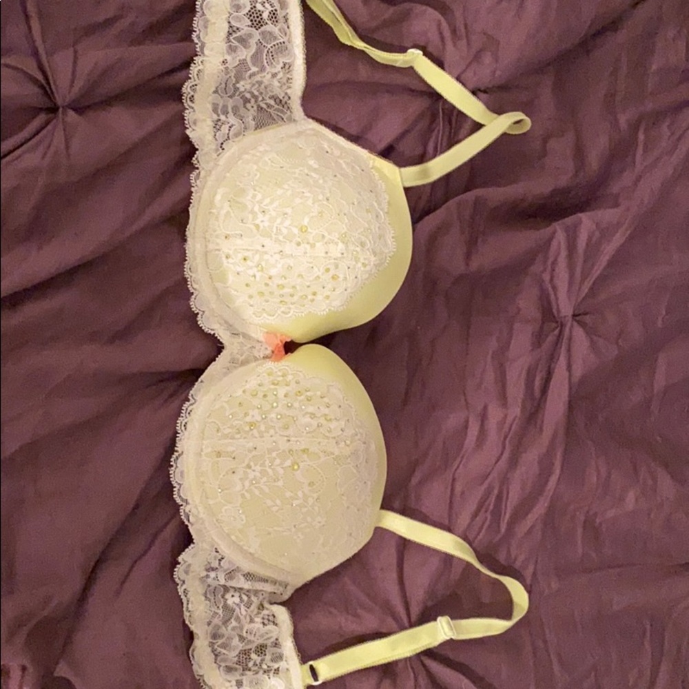 Size 34D Victoria’s Secret light weight bra